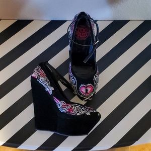 Too Fast Flamingo Wedge, size 6.5